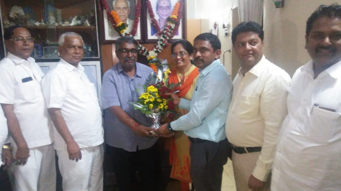 [:en]On being appointed as Chairman of CIDCO, paid tributes to Barrister and great leader of PAPs late D.B.Patil and met his family members.[:hi]सिडको महामंडळ अध्यक्षपदी नियुक्ती झाल्याबद्दल सर्वप्रथम प्रकल्पग्रस्तांचे झुंजार नेते स्व .बॅ . दि .बा .पाटील साहेब यांच्या घरी जाऊन त्यांच्या प्रतिमेचे दर्शन घेतले व त्यांच्या कुटुंबांची भेट घेतली.[:] 1