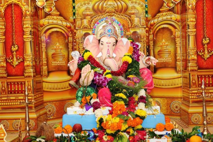 [:en]Chanting of Ganpati Bappa Moraya, traditional orchestra,thunders of Dhol Tasha, and firecrackers were the main attraction of this year's Ganpati Festival.[:hi]‘गणपती बाप्पा मोरया’चा जयघोष, पारंपारिक वाद्यवृंद, ढोल-ताशांचा दणदणाट, गुलालाची उधळण आणि फटाक्यांच्या आतषबाजीत 'श्रीं'चे मोठ्या थाटात आगमन झाले. गणेशभक्तांचा अपार आनंद, पारपांरिक वाद्यांचा गजर अशा भावपूर्ण आणि मंगलमय वातावरणात गणरायांचे स्वागत करण्यात आले.[:] 1