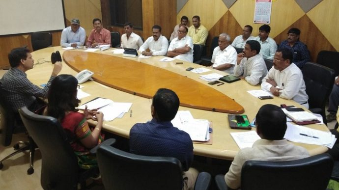 [:en]CIDCO administration in a meeting held at Mumbai, assured the people's representatives and office bearers of co ordination committee of navi Mumbai Airport project affected ten villages of quick disposal of complaints and problems faced by them.[:hi]पनवेल, उरण तालुक्यातील जी गावे नवी मुंबई आंतरराष्ट्रीय विमानतळामुळे बाधित झालेली आहेत त्या प्रकल्पग्रस्त गावांच्या पुनर्वसनाचे प्रलंबित प्रश्न तातडीने मार्गी लावण्याची ग्वाही, सिडको प्रशासनाच्या वतीने लोकप्रतिनिधी आणि प्रकल्पग्रस्त व पुनर्वसन बाधित दहा गाव समन्वय समितीला देण्यात आली. मुंबईत झालेल्या बैठकीत हा महत्त्वपूर्ण निर्णय घेण्यात आला. [:] 1