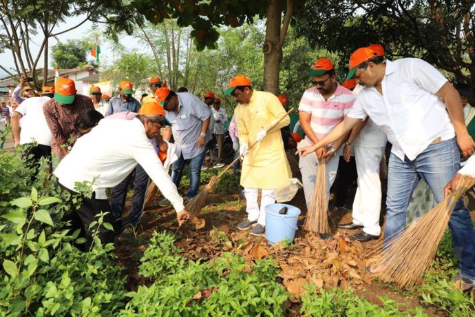 [:en]A cleanliness campaign was organized in Maldunge village in Panvel, under the jurisdiction of Gandhi Jayanti[:hi]गांधी जयंती च्या निमिताने पनवेल मध्ये स्वच्छता मोहिमेचे आयोजन मालडुंगे गावात करण्यात आले होते[:] 1