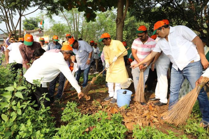 [:en]A cleanliness campaign was organized in Maldunge village in Panvel, under the jurisdiction of Gandhi Jayanti[:hi]गांधी जयंती च्या निमिताने पनवेल मध्ये स्वच्छता मोहिमेचे आयोजन मालडुंगे गावात करण्यात आले होते[:] 1