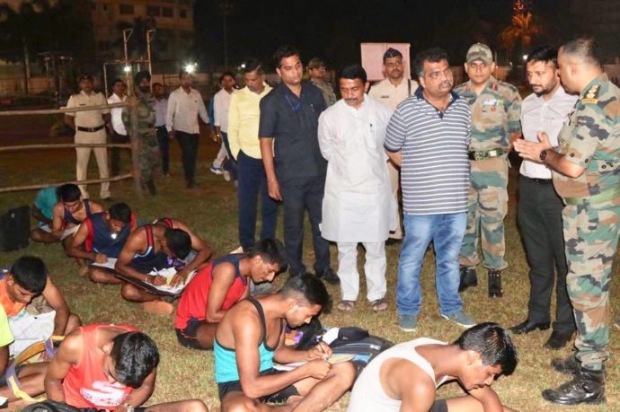 [:en]Army recruitment rally organized at Karnala Sports Academy Ground, Panvel starts from 2:30 in the morning. [:hi]कर्नाळा स्पोर्टस अकॅडमी ग्राउंड, पनवेल येथे आयोजित सैन्य भरती मेळाव्यास काल पहाटे अडीच वाजेपासून सुरुवात झाली. [:] 1