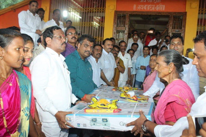 [:en]Guardian Minister of Raigad district Shri. Ravindra chavan, distributed free cooking gas cylinders to 446 families.[:hi]पनवेल तालुक्यातील शिरढोण येथे डॉ. श्यामाप्रसाद मुखर्जी जन वन विकास योजनेतंर्गत ४४६ कुटुंबांना स्वयंपाक गॅस सिलिंडर व शेगडीचे मोफत वाटप शनिवारी रायगड जिल्ह्याचे पालकमंत्री मा. ना. रविंद्रजी चव्हाण यांच्या हस्ते करण्यात आले.[:] 1