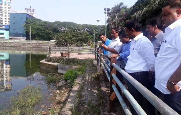 [:en]The actual survey was conducted to see the inequalities of the Khandeshwar lake area. At the same time, Sanjay Bhopi listened to the social club, the Alert Citizen Forum and the members of the Morning Yoga Group.[:hi]खांदेश्वर तलाव परिसरात असलेल्या असुविधांच्या पार्श्वभूमीवर प्रत्यक्ष पाहणी करण्यात आली.[:] 1