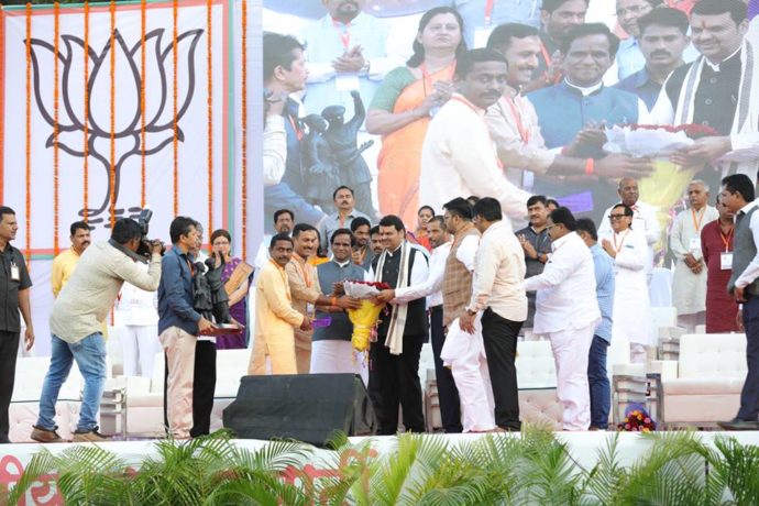 [:en]In the meeting organized for the Maval and Shirur Lok Sabha constituencies at the Madanlal Dhingra ground, Respected Chief Minister Shri. Devendra Fadnavis, BJP State President Shri. Raosaheb Danwe, Shri. Chandrakant Patil, Shri. Girish Bapat, Shri. Dilip Kamble, Shri. Laxman Jagtap, Shri. Mahesh Landge, Shri Chandrakant Halwankar, Shri Baburao Pacharne, Shri. Yogesh Tilekar, Shri. Khaskar Amar Sabale, Former MP Shri. Ramsheth Thakur, Senior Leader Shri. Azam Pansare, Mayor Shri. Rahul Jadhav, Pune Mayor Mukta Tilak, Shri. Sadashiv Khade and other office bearers of Maval and Shirur constituencies were present.[:hi]निगडी, प्राधिकरण येथील मदनलाल धिंग्रा मैदानावर मावळ आणि शिरूर लोकसभा मतदारसंघासाठी आयोजित सभेत मा. मुख्यमंत्री श्री. देवेंद्र फडणवीस, भाजप प्रदेशाध्यक्ष श्री. रावसाहेब दानवे, श्री. चंद्रकांत पाटील, श्री. गिरीश बापट, श्री. दिलीप कांबळे, श्री. लक्ष्मण जगताप, श्री. महेश लांडगे, श्री.चंद्रकांत हाळवणकर, श्री.बाबुराव पाचार्णे, श्री.योगेश टिळेकर, श्री.खासदार अमर साबळे, माजी खासदार श्री.रामशेठ ठाकूर, ज्येष्ठ नेते श्री.आझम पानसरे, महापौर श्री.राहुल जाधव, पुण्याच्या महापौर मुक्ता टिळक, प्राधिकरणाचे अध्यक्ष श्री.सदाशिव खाडे यांच्यासह मावळ आणि शिरूर मतदारसंघातील सर्व पदाधिकारी उपस्थित होते.[:] 1