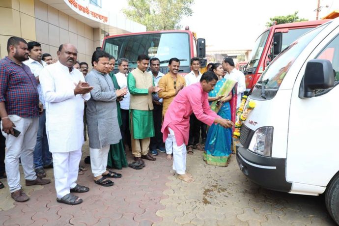 [:en]The inauguration ceremony of the new vehicles brought for the work of cleaning in the municipal area was completed.[:hi]महापालिका परिसरातील स्वछतेच्या कामासाठी आणलेल्या नवीन वाहनांचा लोकार्पण सोहळा संपन्न झाला.. [:] 1