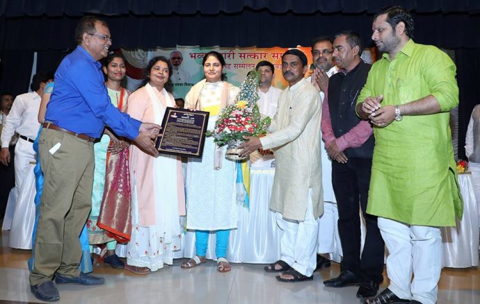 [:en]The Minister of State in the Ministry of Health and Family Welfare Smt. Anupriya Patel, was felicitated by the North Indian community for senior citizens in Panvel. [:hi]उत्तर भारतीय समाजातर्फे केंद्रीय आरोग्य व कुटुंब कल्याण राज्यमंत्री अनुप्रिया पटेल यांचा पनवेल येथील ज्येष्ठ नागरिक संघात नागरी सत्कार करण्यात आला. [:] 1