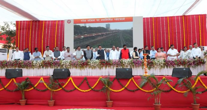 [:en]The first phase of the Nerul-Uran railway line started from suburban railway service Kharkopar. This inauguration ceremony was organized in Kharkopar railway station premises,  Chief Minister Shri. Devendra Fadnavis and the Minister of Railways and Coal Shri Piyush Goyal inaugurated this ceremony[:hi]नेरूळ ते उरण रेल्वेमार्गावरील पहिल्या टप्प्यातील उपनगरीय रेल्वेसेवा खारकोपरपर्यंत सुरू झाली. या सेवेचा उद्घाटन सोहळा खारकोपर येथे मा. मुख्यमंत्री श्री. देवेंद्र फडणवीस यांच्या हस्ते व रेल्वे व कोळसा मंत्री श्री. पियुष गोयल यांच्या उपस्थितीत पार पडला. [:] 1