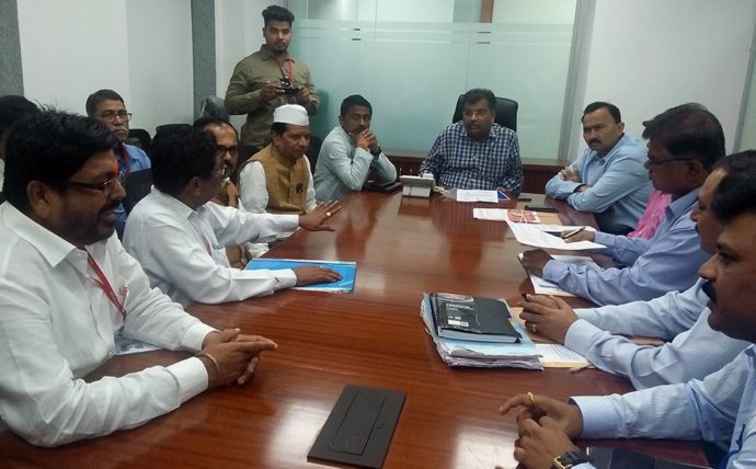 [:en]JNPT Trustee Mahesh Baldi and the delegation led under my leadership, demanded to Guardian Minister Shri.Ravindra Chavan in Mumbai for returning land to the farmers which's not utilized for the HOC project at Rasayani.[:hi]रसायनी येथील एचओसी प्रकल्पासाठी संपादित करण्यात आलेल्या जमिनीपैकी वापर नसलेल्या जमिनी संंबंधित शेतकऱ्यांना परत कराव्यात अशी आग्रही मागणी जेएनपीटी विश्वस्त महेश बालदी व माझ्या नेतृत्वाखाली शिष्टमंडळाने पालकमंत्री रविंद्र चव्हाण यांच्याकडे मुंबई येथे करण्यात आली.[:] 1