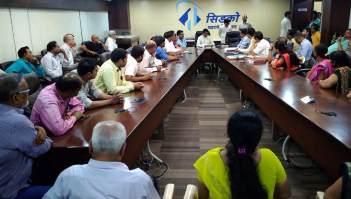 [:en]On the issue of water problem in Taloja Phase 1, Bharatiya Janata Party's president Nirdosh Keni, The society president and Secretary of the division took a joint meeting with CIDCO water supply officer's and MIDC officials[:hi]तळोजा फेज १ मध्ये सुरळीत आणि जास्त दाबाने पाणी पुरवठा करण्यासाठी तातडीने पाऊले उचलली जातील तसेच लवकरच पाण्याची टाकी बांधण्यात येईल व एम.आय.डी.सी मध्ये पाईप लाइनला पंप बसवून जास्त दाबाने पाणी दिले जाईल असे आश्वासन दिले.[:] 1