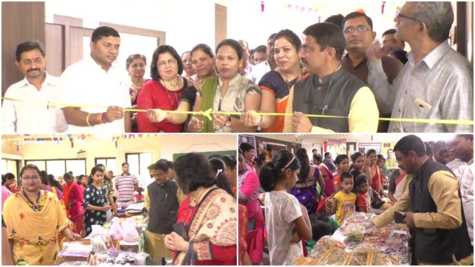 [:en]'Amhi Udyogini' and Navi Mumbai Samanvya Sanstha organized a grand exhibition and sale of 'Diwali Jaloshan'. [:hi]'आम्ही उद्योगिनी' व नवी मुंबई समन्वय संस्थेच्यावतीने ‘दिवाळी जल्लोष भव्य प्रदर्शन व विक्री’ चे आयोजन करण्यात आले होते. हे प्रदर्शन २७ ते २८ ऑक्टोबर दरम्यान कळंबोली येथील सिडको मनस्वी स्त्री संसाधन केंद्र येथे सुरु होते.[:] 1