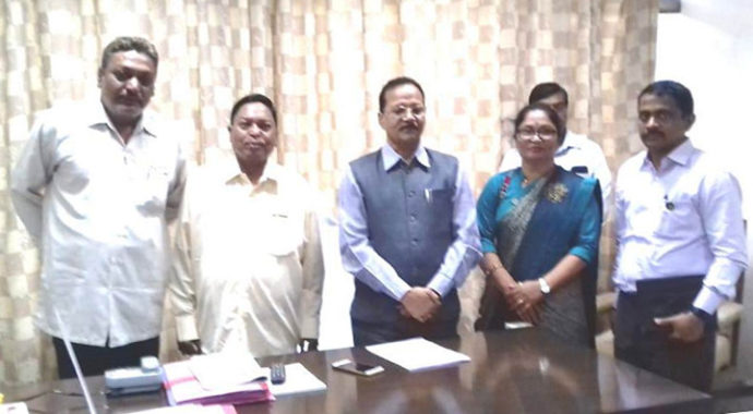 [:en]I had demanded that the Aadhaar card should not be compulsorily for the ration card of leprosy patients in the state. Social and Justice Minister Shri. Rajkumar Badole agreed to give such order in a meeting held in Vidhan Bhavan on Friday. Therefore, 'krusht rog sanghatna' has thanked them.[:hi]राज्यातील स्वयंभू कुष्ठ रुग्णांना रेशन कार्ड साठी आधार कार्डची सक्ती करू नये अशी मागणी मी केली होती. सामाजिक व न्याय मंत्री श्री. राजकुमार बडोले यांनी शुक्रवारी विधान भवनात झालेल्या बैठकीत तसे आदेश देण्याचे मान्य केले. त्यामुळे कुष्ठ रोग संघटनेने त्यांचे आभार मानले आहेत.[:] 1