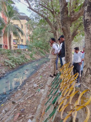 [:en]Inspecting CIDCO Garden and Nala at Kalamboli sector-6. In presence of Corporators like Amar Patil, Ashish Kadu, Nitin Kale, Zameer Sheikh, Baliram Bhoir, Santosh Gaikwad, Manish Arbat, Amarjeet Singh, Vicky Deshmukh, Bhushan Jale.[:hi]कळंबोली सेक्टर-६ येथे सिडको गार्डन व नाल्याची पाहणी केली. यावेळी नगरसेवक अमर पाटील, आशिष कडू, नितीन काळे, झमीर शेख, बळीराम भोईर, संतोष गायकवाड, मनीष अरबट, अमरजीत सिंग, विकी देशमुख, भूषण जाळे हे उपस्थित होते.[:] 1