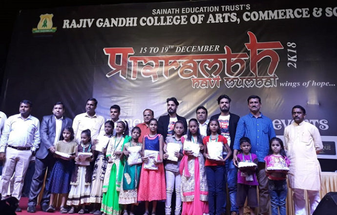 [:en]The third phase of Rajiv Gandhi College's festival "Prarambh - Navi Mumbai" was held in Navi Mumbai with great enthusiasm.[:hi]नवी मुंबईतील राजीव गांधी कॉलेजचा महोत्सव "प्रारंभ - नवी मुंबई" तिसऱ्या पर्वाचे आयोजन मोठया उत्साहात संपन्न झाले. या महोत्सवाच्या समारोह सोहळ्यात गरजू मुलींना शालोपयोगी वस्तू व कपडे प्रदान करण्यात आले.[:] 1