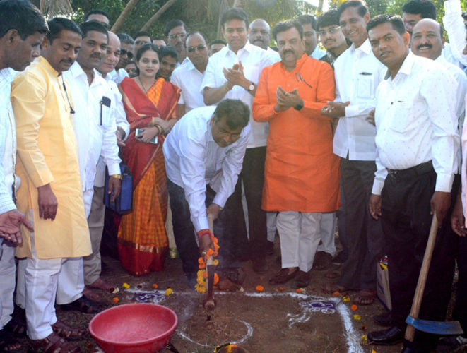 [:en]Minister Shri. Ravindra Chavan inaugurated the work of new water pipes.[:hi]वाशी खारेपाट विभागात मुख्यमंत्री पेयजल योजनेअंतर्गत एम.एम.आर.डी.ए.च्या माध्यमातून नवीन जलवाहिनी टाकण्याचे काम होत असल्याने या परिसरातील नागरिकांना पिण्याचा पाण्याचा मुबलक व नियमित पुरवठा होईल.[:] 1