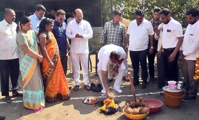 [:en]Concretization of road was inaugurated by BJP's Panvel taluka president Arunsheth Bhagat.[:hi]पनवेल महापालिकेच्यावतीनं खारघर ओवे कॅम्प येथील घोळवाडी येथे रस्ता काँक्रीटीकरणाच्या कामाला सुरुवात करण्यात आली आहे. या कामाचे भुमीपूजन भाजपचे पनवेल तालुका अध्यक्ष अरूणशेठ भगत यांच्या हस्ते करण्यात आले.[:] 1