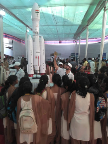 [:en]CKT College has organized 'Isro Space Exhibition' for the Silver Jubilee of Janardan Bhagat Education Institute.[:hi]जनार्दन भगत शिक्षणसंस्थेच्या रौप्यमहोत्सवानिमित्त सीकेटी कॉलेजने 'इस्रो अंतराळ प्रदर्शन' आयोजित केले आहे.[:] 1