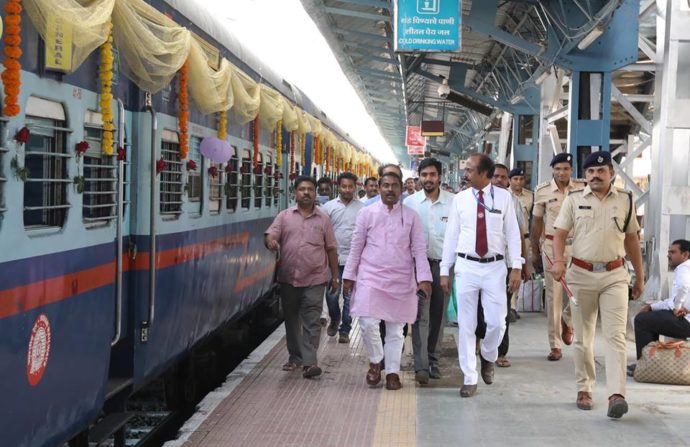 [:en]The inauguration ceremony of various services for Railway Passengers was done by the Railway Minister Piyush Goyal at Chhatrapati Shivaji Maharaj Terminus.[:hi]रेल्वे प्रवाशांच्या सेवेसाठी विविध सेवांचा लोकार्पण सोहळा रेल्वेमंत्री पीयूष गोयल यांचे हस्ते छत्रपती शिवाजी महाराज टर्मिनसला झाला.[:] 1