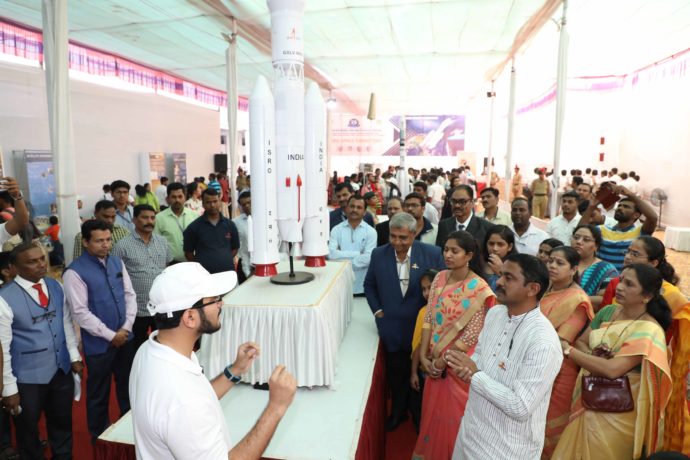 [:en]ISRO space exhibition held of CKT.[:hi]इस्रो अंतराळ प्रदर्शन.[:] 1