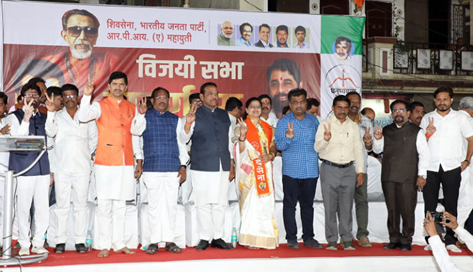 [:en]A public meeting was held in Lokmanya Tilak Chowk in the city to celebrate the felicitation of the newly elected Municipal Chief and Corporators and thank the voters[:hi]नवनिर्वाचित नगराध्यक्ष व नगरसेवकांचा सत्कार सोहळा आणि मतदारांचे आभार मानण्यासाठी शहरातील लोकमान्य टिळक चौकात जाहीर सभा आयोजित करण्यात आली होती.[:] 1