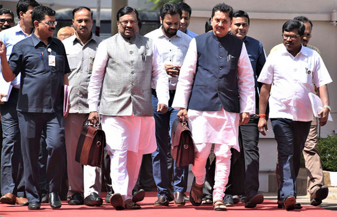 [:en]The state budget for year 2019-20 presented by Minister of Finance and Planning Sudhir Mungantiwar in the State Assembly and Minister of State for Finance and Planning Deepak Kesarkar in Legislative Council.[:hi]राज्याचा सन २०१९-२० चा अंतरिम अर्थसंकल्प वित्त व नियोजन मंत्री सुधीर मुनगंटीवार यांनी विधानसभेत तर वित्त व नियोजन राज्य मंत्री दीपक केसरकर यांनी विधानपरिषदेत सादर केला. [:] 1