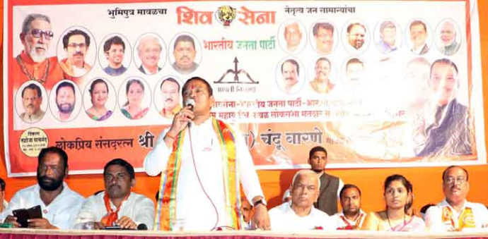 [:en]MP Shrirang Barane communicated with the people on promotion campaign in Karjat taluka.[:hi]खासदार श्री. श्रीरंग बारणे कर्जत तालुक्याच्या प्रचार दौर्‍यावर असताना त्यांनी जनतेशी संवाद साधला.[:] 1