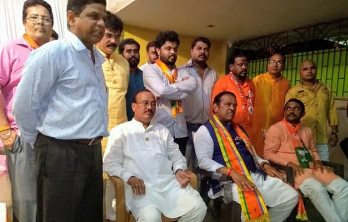 [:en]A meeting was held by Mahayuti candidate Shri.Shrirang appa barane with Sindhudurg Jilha Hitvardhak Sangh[:hi]पनवेल परिसरात कार्यरत असलेले सिंधुदूर्ग जिल्हा हितवर्धक संघाची महायुतीचे उमेदवार श्री. श्रीरंग आप्पा बारणे यांनी भेट घेतली [:] 1
