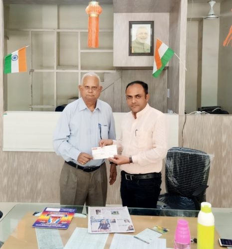 [:en]Cheque from Wing Commander Mahendrapal Singh for flood victims at Sangli Kolhapur[:hi]सांगली कोल्हापूर येथील पूरग्रस्तांसाठी विंग कमांडर महेंद्रपाल सिंह यांच्यातर्फे धनादेश [:] 1