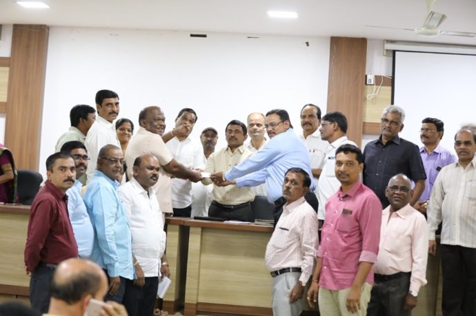 [:en]A check of 35001 Rs. was provided for Chief Minister's Relief Fund.[:hi]सूर्योदय को ऑपरेटिव्ह हाऊसिंग सोसायटी व श्री एक्सलन्स ट्युटोरिअल यांच्यातर्फे मुख्यमंत्री सहाय्यता निधी मार्फत ६५ हजार १ रुपयांचा धनादेश[:] 1