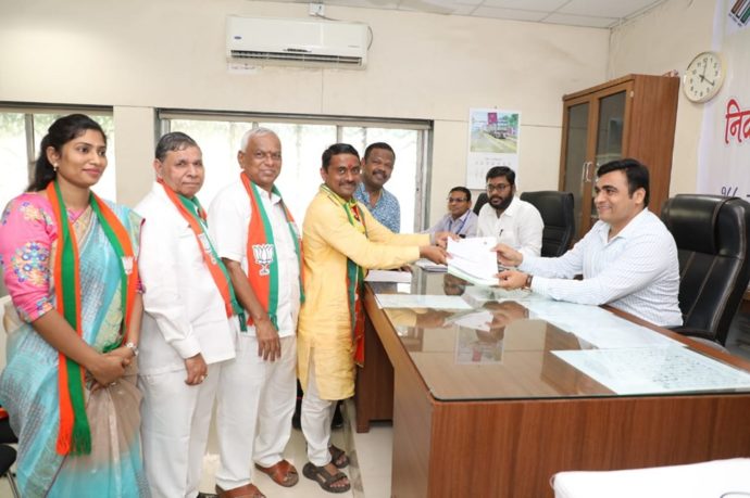 [:en]The nomination from Panvel assembly constituency was filed[:hi]पनवेल विधानसभा मतदारसंघातून उमेदवारी अर्ज दाखल केला.[:] 1