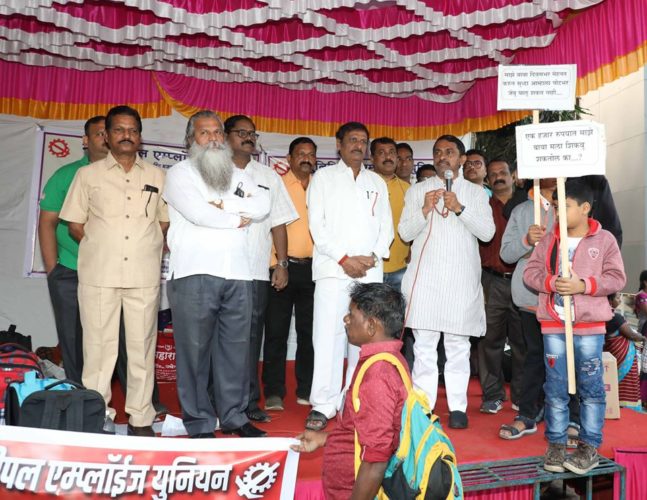 [:en]A long march was convened on Wednesday on behalf of the Municipal Employees Union to include the employees of the Gram Panchayat in the Panvel Municipal Corporation. We met with the staff at this time and assured them that we would stand with them.[:hi]म्युन्सिपल एम्प्लॉईज युनियनच्यावतीने ग्रामपंचायतीमधील कर्मचाऱ्यांचे पनवेल महापालिकेत समावेशन करण्यासाठी पनवेल ते मंत्रालय असा लाँग मार्च बुधवारी काढण्यात आला. या वेळी कर्मचाऱ्यांच्या भेटून आम्ही त्यांच्या पाठीशी उभे आहोत असे आश्वासन दिले.[:] 1