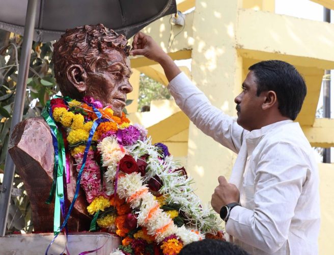 [:en]A tribute to the farmers who sacrificed their lives in the fight against the Maharashtra government in 1984. This fight was fought for the benefit of the farmers and to save their land.[:hi]१९८४ मध्ये महाराष्ट्र सरकारशी झालेल्या लढ्यात आपल्या जिवाचे बलिदान देणाऱ्या शेतकर्‍यांना भावपूर्ण श्रद्धांजली. हा लढा शेतकऱ्यांच्या हितासाठी आणि त्यांच्या जमीनी वाचविण्यासाठी लढला गेला.[:] 1