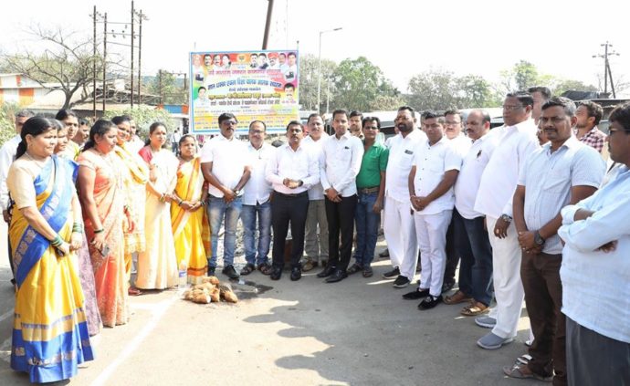 [:en]Unveiled the board of Maldhakka Ekta Rickshaw Chala Malak sanghatna's Rickshaw stand, Incorporated under BJP backed Vande mataram General Sanghatna.These rickshaw's will operate between Panvel Rly.Station and Kolkhe/Palaspe village.[:hi]भारतीय जनता पार्टी पुरस्कृत वंदे मातरम् जनरल कामगार संघटना (रजिस्टर नं.- ए एल सी.कार्यसन १७/११०८०) अंतर्गत माल धक्का एकता रिक्षा चालक मालक संघटना संचालित रेल्वे स्टेशन -पनवेल रिक्षा स्थानकाच्या फलकाचे अनावरण केले. मार्ग - पनवेल रेल्वे स्टेशन ते पळस्पेफाटा/ कोळखे शेअर ऑटो.[:] 1