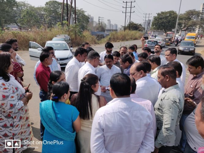 [:en]Inspected the bridge sight near Kharghar Kopara where CIDCO planned to construct a bridge.[:hi]खारघर येथील कोपरा ब्रिजजवळील जागेची पाहणी केली. या ठिकाणी सिडकोच्या नियोजना प्रमाणे नवीन पुल तयार करण्यात आला होता परंतु नवी मुंबई महानगरपालिकेच्या मोर्बे धरणाची पाईपलाईन सदर नवीन पुलाच्या प्रवाहात असल्याकारणाने पाण्याला अडथळा येत होता. गेली 7 वर्ष नवी मुंबई महानगरपालिकेकडून दुर्लक्षित होता. याबाबत भाजपाचे नगरसेवक व पदाधिकारी यांचा नवी मुंबई महानगरपालिकेकडे सतत पाठपुरावा करण्यात येत होता.[:] 1