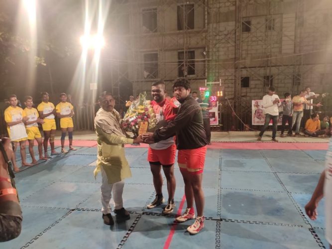 [:en]Raja Shiv Chhatrapati Krida Mandal organised Khanda Colony Vibhag it Kabaddi Premier League at Panvel. Paid visit on the occasion and offered best wishes to the organisers,members of the Mandal, participants. Sport lovers gathered D in large nos.[:hi]राजा शिवछत्रपती क्रीडा मंडळ यांच्या वतीने #पनवेल येथे नुकतेच खांदा कॉलनी विभागीय कबड्डी प्रीमियर लीगचे आयोजन करण्यात आले होते. या स्पर्धेला भेट देवून शुभेच्छा दिल्या. सदर स्पर्धा यशस्वी करण्यासाठी आयोजक, मंडळाचे सदस्य आणि खेळाडू यांनी खूप मेहनत घेतली व स्पर्धा पहाण्यासाठी पनवेल येथील क्रीडा रसिकांनी गर्दी केली होती. सर्व कबड्डीप्रेमींचे हार्दिक अभिनंदन.[:] 1