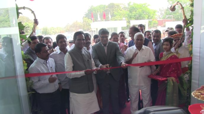 [:en]Hon .Central State Minister for Consumer Grievances,Food and Civil Supplies inaugurated Mahindra and Mahindra's Salsar Auto craft Pvt.Ltd. showroom at Kolkhe-Panvel. Loknete Ramsheth Thakur and Chief of Auto Division Shri Vinay Nakra were present at the event.[:hi]पनवेल तालुक्यात कोळखे येथे सालसार ऑटोक्राफ्ट प्रायव्हेट लिमिटेड या महिंद्रा अँड महिंद्रा वाहन कंपनीचे शोरूम सुरु झाले. या शोरुमचे उदघाटन ग्राहक व्यवहार, अन्न व सार्वजनिक वितरण केंद्रीय राज्य मंत्री रावसाहेब दानवे यांच्या हस्ते करण्यात आले. या उदघाटन सोहळ्याला माजी खासदार लोकनेते श्री रामशेठ ठाकूर आणि ऑटो डिव्हिजनचे प्रमुख विजय नाक्रा यांची उपस्थिती लाभली.[:] 1