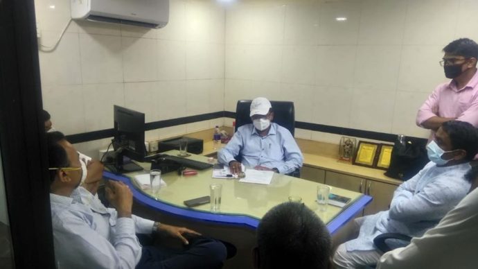 [:en]Alongwith MLA and Chairman Karnala Bank Thevidar Sangharsh Samitee met Administrator Shri Mavle and sought information anbout what action has been taken so far to return the deposits to the depositors. Karnala Bank came in to fame when it is found that Chairman of the Bank Shri Vivek Patil has illegally misused crores of rupees deposited by the Depositors.Sangharsh Samitee under the guidance of renowned C.A.Shri Kiritji Somaiya pursuing the matter with RBI,Cooperation Deptt. and Police Admin.to get back the money of account holders/Depositors of the Bank.[:hi]कर्नाळा बँक ठेवीदार संघर्ष समितीच्या वतीने समितीचे अध्यक्ष आमदार श्री महेश बालदी यांच्या सोबत प्रत्यक्ष बँकेत जाऊन आतापर्यंत काय कारवाई झाली याची माहिती घेतली आणि बँक प्रशासक श्री. मावळे यांना बँकेच्या ठेवीदारांना त्यांचे पैसे कधी मिळणार, असा खडा सवाल केला. कोट्यवधींच्या घोटाळ्यासंदर्भात कर्नाळा बँक चर्चेत आली या बँकेने हजारो जणांच्या आयुष्याची पुंजी हडप केली आहे, त्यामुळे बँकेचे अध्यक्ष विवेक पाटील कर्नाळा बँकेच्या सर्व खातेदार व ठेवीदार यांना त्यांचे पैसे परत मिळावे यासाठी संघर्ष समितीच्या वतीने आम्ही सातत्याने पाठपुरावा करीत आहोत. हा पाठपुरावा करीत असताना आम्ही माजी खासदार व प्रसिद्ध सनदी लेखापाल किरीट सोमय्या यांच्या मार्गदर्शनाखाली रिझर्व्ह बँक ऑफ इंडिया (आरबीआय), सहकार खाते, पोलीस प्रशासनाच्या वेळोवेळी भेटी घेऊन आढावा घेतला.[:] 1