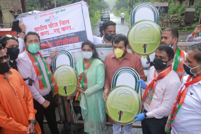 [:en]BJP Yuva Morcha Uttar Raigad District organised Taleband Andolan in front of Mahavitaran's Bhingari Office against the arbitrary treatment of Govt and Electricity Dept. by way of issuance of exorbitant electricity bills, 36% increase in charges such as Sthir/Vahan and Veej akaar,d double payment and such other issues.A warning was issued to Govt. as well as Electricity Dept. to cancel the exorbitant bills within 7 days or will not permit officials to move.[:hi]भारतीय जनता युवा मोर्चा, उत्तर रायगड च्या वतीने पनवेल मधील भिंगारी येथील महावितरण कंपनीच्या कार्यालयासमोर नागरिकांना आलेले वीजबिल तसेच बिलातील स्थिर आकार, वहन आकार आणि वीज आकार यात एकूण ३६% केलेली दर वाढ, घरे बंद असुन आकारलेली बिले, भरणा करुन देखील परत त्या युनिटस् चे बिल पाठवणे या व अशा अनेक मुद्द्यासाठी आज राज्य शासन व विद्युत मंडळाच्या मनमानी कारभाराविरोधात टाळे बंद आंदोलन केले. येत्या सात दिवसात वाढीव वीज बिल आणि दरवाढ रद्द करा, अन्यथा पुढच्या आठवड्यात अधिकाऱ्यांना कार्यालयातून हलू देणार नाही, असा इशारा महावीजवितरण कंपनीला व राज्य सरकारला आज दिला.[:] 1