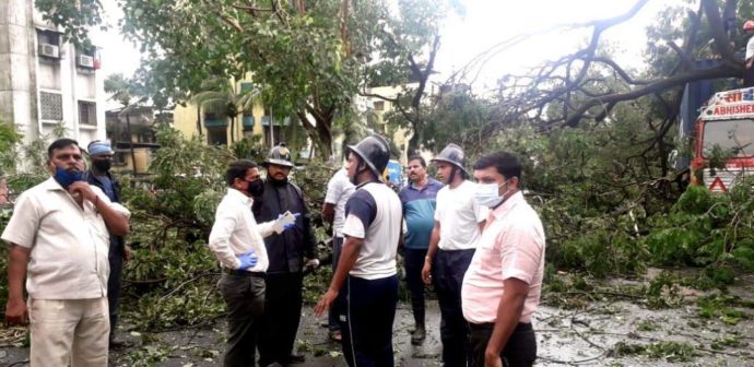 [:en]Alongwith officers / staff of CIDCO,Corporation staff and Standing Committee members Chairman Shri Amar Patil Councillors, inspected the areas of Panvel City and Kalamboli severely hit by Wednesday's heavy rain and wind, instructed them to carry out cleaning operation of the roads blocked by uprooted trees, nallahs. Asked Mahavitaran officers to take necessary precautionary measures under Disaster Management .[:hi]सुसाटयाच्या वार्‍यासह पनवेल परिसरात मुसळधार पाऊस झाला. यामुळे कळंबोली परिसरात वृक्षांची मोठ्या प्रमाणात पडझड झाली. या कारणाने काही ठिकाणी रस्ते अडवले गेले होते. यादरम्यान कळंबोलीचा दौरा करुन परिस्थितीची पाहणी केली आणि सिडको आणि महापालिका प्रशासनाला सूचना दिल्या. बुधवारी वीज पुरवठा सुद्धा खंडीत झाला होता. याबाबतही महावितरणच्या अधिकार्‍यांकडून माहिती घेतली. आपत्ती व्यवस्थापन अंतर्गत संबंधित यंत्रणांनी सज्ज राहण्याबाबतच्या सूचनाही दिल्या. यावेळी स्थायी समितीचे माजी सभापती नगरसेवक अमर पाटील आणि इतर पदाधिकारी उपस्थित होते.[:] 1