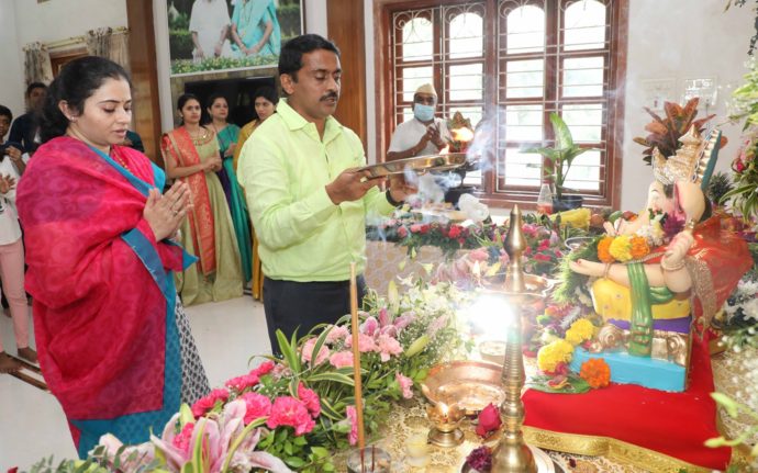 [:en]Participated in the Pooja/Aarati programme of Lord Ganesha at Shivaji nagar residence and prayed the Lord to prevail the normalcy by eradicating the Corona epidemic from the world. Best Ganeshotsav wishes to all.[:hi]शिवाजीनगर येथील निवासस्थानी विघ्नहर्त्या श्रीगणेशाची पूजा व आरती केली. गणपती बाप्पा जगावरील कोरोनाचे संकट दूर होऊ दे आणि सर्व काही पूर्वपदावर येऊ दे ही गणरायाच्या चरणी प्रार्थना केली ! आपण सर्वांना गणेशोत्सवाच्या मनःपूर्वक शुभेच्छा![:] 1