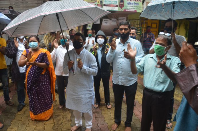 [:en]Organised Gantanaad agitation at Panvel against the present policy of this triparty govt to remain the doors of Mandirs, masjids and churches shut but open the Wine shops.[:hi]मदिरालये उघडणाऱ्या पण सर्व धर्मांच्या प्रार्थनालयांना बंदच ठेवणाऱ्या तिघाडी सरकारच्या विरोधात मंदिरं उघडण्याच्या मागणीसाठी पनवेल येथे घंटानाद आंदोलन करण्यात आले.[:] 1