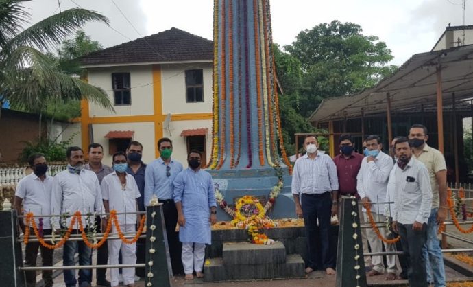 [:en]90th memorial day of Chirner Jungal Satyagraha which took place on 25 th September 1930, during freedom movement, was celebrated with simplicity because of Corona pandemic. After the police performed salami ,the gathering paid tribute to the martyrs.Paid tributes to the martyrs along with MLA Shri Mahesh Baldi.[:hi]भारतीय स्वातंत्र्यलढ्यात 25 सप्टेंबर 1930 साली झालेल्या चिरनेर जंगल सत्याग्रहाचा 90वा स्मृतिदिन यंदा कोरोनाच्या पार्श्वभूमीवर शुक्रवारी अत्यंत साधेपणाने साजरा करण्यात आला. पोलिसांनी शासकीय सलामी दिल्यानंतर उपस्थितांनी हुतात्म्यांना आदरांजली वाहिली. स्मृतिदिनानिमित्त उरण विधानसभा मतदारसंघाचे आमदार महेश बालदी यांच्यासोबत पुष्पहार अर्पण करून हुतात्म्यांना अभिवादन केले.[:] 1