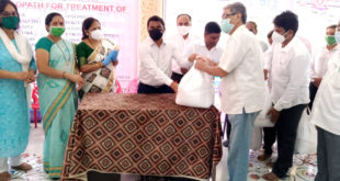 [:en]The continuance of the Corona epidemic for the last 5 months has deprived the Roji Roti of several poor families who are unable to buy daily bread butter. Loknete Ramsheth Thakur,Kharghar Ganeshotsav Mandal and seveal such individuals and Organisations and Mandal's have came forward to help these poor families with grains. To avert the hunger death incidents, Chairman North Raigad District President Shri Prashant Thakur, Shri Vijay Patil,President BJP OBC cell Taloja and Founder President Kharghar Ganeshotsav Mandal alongwith Vanita Patil, President BJP Mahila Morcha Kharghar Taloja vibhag have distributed grains to the financial weaker families. On the occasion held at Ganesh Mandir Kharghar,Shri Brijesh Patel,Kharghar City BJP President,Deepak Shinde,Geeta Choudhari,Mona Advani bjp workers and citizens were present.[:hi]कोरोनाच्या प्रादुर्भावामुळे अनेकांची आर्थिक परिस्थिती खालावली आहे. अशा गोरगरीबांसाठी माजी खासदार लोकनेते रामशेठ ठाकूर, खारघरचा राजा गणेशोत्सव मंडळ तसेच विविध समाजांचे अन्नदाते यांच्या माध्यमातून अन्नधान्याचे वाटप करण्यात येत आहे. त्या अंतर्गत भाजप उत्तर रायगड जिल्हा अध्यक्ष आमदार प्रशांत ठाकूर यांच्या हस्ते खारघरमधील गरीब, गरजू जनतेला मंगळवारी (दि. 1) अन्नधान्य वितरित करण्यात आले. कोरोना महामारीमध्ये कुणावर उपासमारीची वेळ येऊ नये यासाठी भाजप ओबीसी सेल पनवेल तालुका अध्यक्ष तथा खारघरचा राजा गणेशोत्सव मंडळाचे संस्थापक अध्यक्ष विजय पाटील आणि भाजप महिला मोर्चा खारघर-तळोजा विभाग अध्यक्ष व श्री समर्थ महिला मंडळाच्या अध्यक्ष वनिता पाटील यांच्या माध्यमातून हा कार्यक्रम घेण्यात आला. गणेश मंदिर सेक्टर 12 येथे झालेल्या या कार्यक्रमास खारघर शहर अध्यक्ष ब्रिजेश पटेल, दीपक शिंदे गीता चौधरी, मोना अडवाणी आदी पदाधिकारी, कार्यकर्ते व नागरिक उपस्थित होते.[:] 1