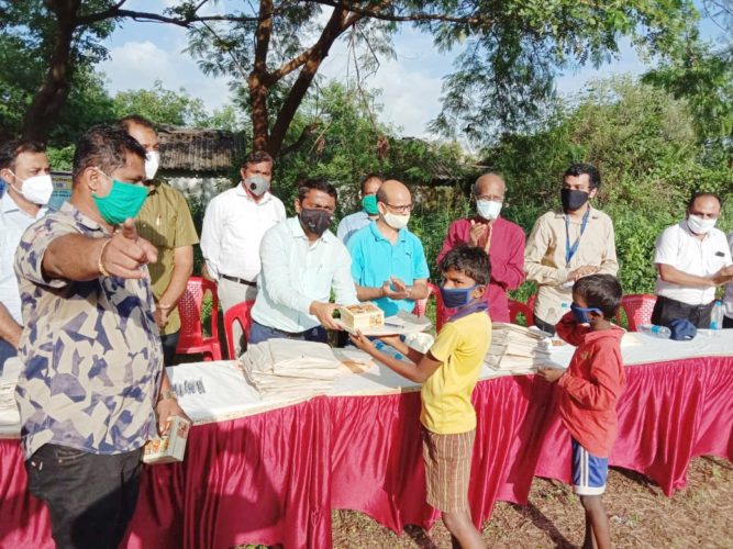 [:en]On the occasion of the birth anniversary of Pandit Dindayal Upadhyay ji, the great thinker,founder of Bharatiya Jana Sangh and promoter of Integrated Humanism, BJP Kharghar-Taloja mandal in colloboration with SBI Bank staff and Shubham Samajik Seva bhavi Sanstha undertaken eco friendly programme of plantation of 2500 trees at village Dhamole.Mask and educational literature was distributed to the students.[:hi]भारतीय जनसंघाच्या पायाभरणीत मोलाचे योगदान देणारे थोर व्यक्तिमत्त्व, एकात्म मानववादाचे प्रणेते पंडित दीनदयाळ उपाध्याय यांच्या जयंतीनिमित्त भाजप खारघर-तळोजा मंडल, एसबीआय आणि शुभम सामाजिक सेवाभावी संस्था (खारघर ओवेपेठ) यांच्या संयुक्त विद्यमाने धामोळे गाव येथे 2500 वृक्षांची लागवड करण्याचा पर्यावरणपूरक उपक्रम राबविण्यात आला. या वेळी मान्यवरांच्या हस्ते धामोळेवाडीतील मुलांना मास्क व शैक्षणिक साहित्य वितरित करण्यात आले.[:] 1