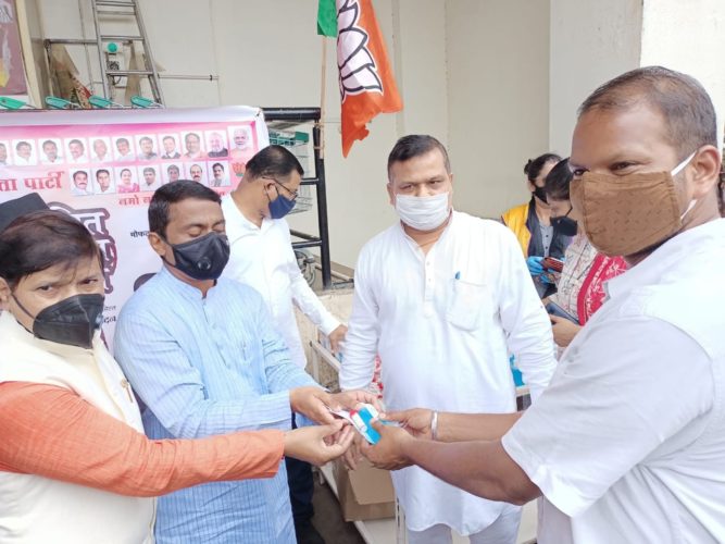 [:en]On the occasion of the birth anniversary of Pandit Dindayal Upadhyay ji, the great thinker,founder of Bharatiya Jana Sangh and promoter of Integrated Humanism,President BJP South Raigad District and MLA Shri Prashant Thakur undertaken a healthy campaign of distribution of free mask, sanitizer and medicines at New Panvel. Mayor Dr Choutmal, Councilors Santosh Shetty, Rajashri Vavekar, Sameer Thakur and Santosh Sharma, Sushil Joshi also present at the time. Wreaths were offered to the image o f Pt. Deendayal Upadhyay.[:hi]भारतीय जनसंघाच्या पायाभरणीत मोलाचे योगदान देणारे थोर व्यक्तिमत्व, एकात्म मानववादाचे प्रणेते पंडित दीनदयाळ उपाध्याय यांच्या जयंतीनिमित्त नवीन पनवेल येथे मोफत मास्क, सॅनिटायझर व औषध वाटप करण्यात आले. भाजप दक्षिण रायगड जिल्हा अध्यक्ष आमदार प्रशांत ठाकूर यांच्या हस्ते हा आरोग्यदायी उपक्रम राबविण्यात आला. या कार्यक्रमास महापौर डॉ. कविता चौतमोल, नगरसेवक संतोष शेट्टी, समीर ठाकूर, नगरसेविका राजश्री वावेकर तसेच संतोषकुमार शर्मा, सुशील जोशी आदी उपस्थित होते. या वेळी पंडित दीनदयाळ उपाध्याय यांच्या प्रतिमेस पुष्पहार अर्पण करून अभिवादन करण्यात आले[:] 1
