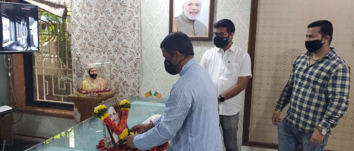 [:en]On the occasion of the birth anniversary of Pandit Dindayal Upadhyay ji, the great thinker,founder of Bharatiya Jan Sangh , promoter of Integrated Humanism and Antyodaya,his statue was garlanded today. [:hi]एकात्म मानववाद आणि अंत्योदयाचे प्रवर्तक महान विचारवंत भारतीय जनसंघाचे संस्थापक आणि आमचे मार्गदर्शक पंडित दिनदयाल उपाध्याय जी यांच्या जयंतीनिमित्त आज त्यांच्या प्रतिमेस पुष्पहार अर्पन करून आदरांजली वाहीली.[:] 1