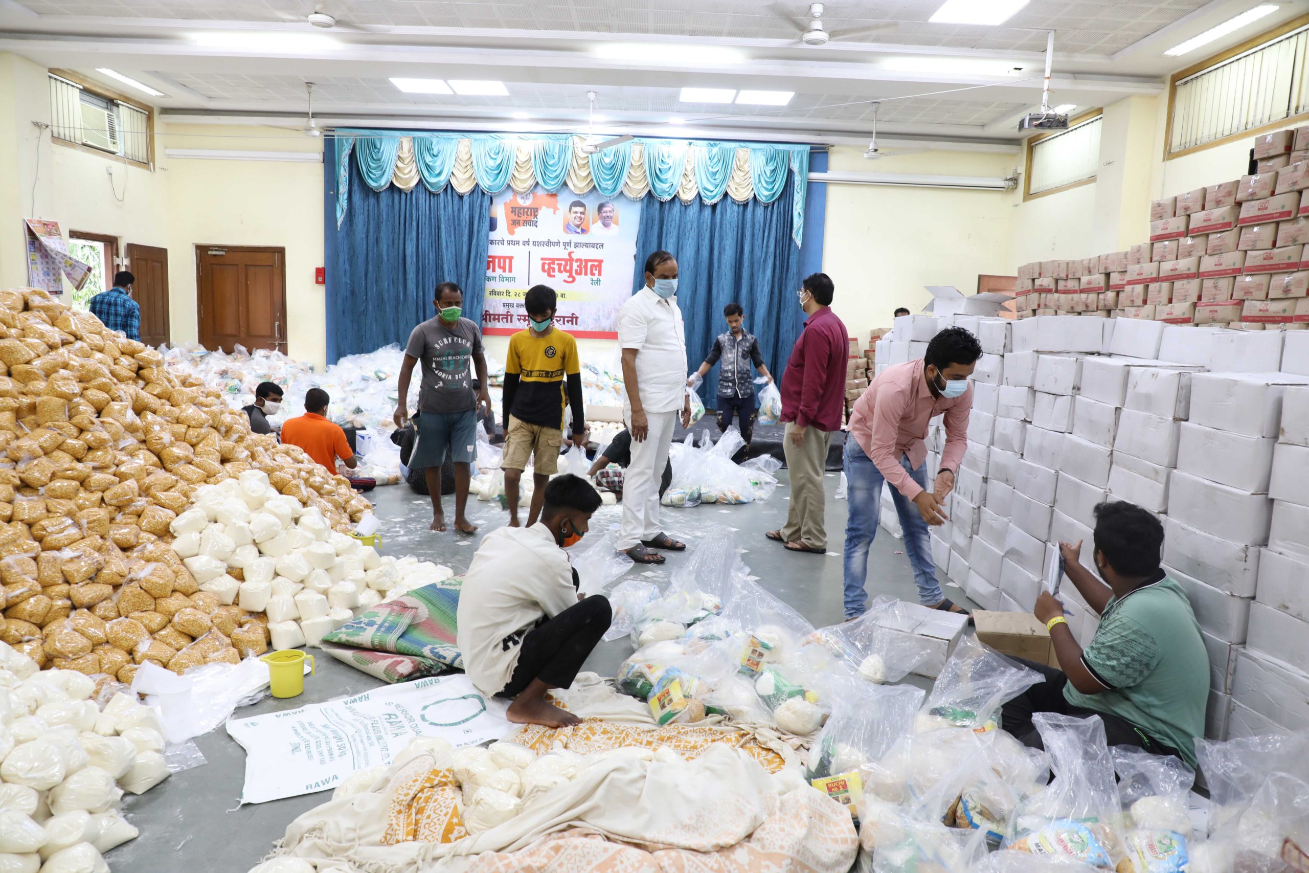 [:en]As a part of Aid compaign being undertaken to help the needy ones who have become helpless due to lockdown situation, Ramsheth Thakur Samajik Vikas Mandal and BJP Panvel has,keeping in view the ensuing Ganeshotsav, distributed packets of eatables such as Sugar, Maida,l lentils and Rava to 60,000 families.[:hi]लॉकडाऊनमुळे उद्भवलेल्या परिस्थितीचा विचार करत नागरिकांना सर्वतोपरी मदत करण्याचे कार्य सुरु आहे. त्या अनुषंगाने या कार्याचा एक भाग म्हणून गणपती सण गोड करण्यासाठी किराणा साहित्याची भेट देण्याची संकल्पना श्री रामशेठ ठाकूर सामाजिक विकास मंडळ व भारतीय जनता पार्टी, पनवेल यांच्या वतीने राबवण्यात येत आहे. त्या अंतर्गत साठ हजार कुटूंबाना अन्नधान्य वितरित करण्यात सुरुवात झाली. साखर, मैदा, तूप, गूळ, चणाडाळ व रवा या धान्याचा एकत्रित पॅकेट देऊन या कुटुंबांचा गणपतीचा सण गोड होईल ही अपेक्षा. 'गणपती बाप्पा सर्वांचे विघ्न दूर करा' अशी प्रार्थना करतो. गणपती बाप्पा मोरया![:] 1