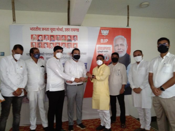[:en]On the occasion of 70th birth day of our respected Prime Minister Shri Narendraji Modi,North Raigad BJP Yuva Morcha, as a part of service week, organised Blood donation and plasma donation campaign. I was fortunate to grab this opportunity to donate blood. Congratulations the Yuva Morcha team for organising such a successful campaign.[:hi]देशाचे पंतप्रधान आदरणीय नरेंद्र मोदीजी यांच्या ७० व्या वाढदिवसाच्या निमित्ताने सेवासप्ताह अंतर्गत उत्तर रायगड भाजपा युवा मोर्चा च्या माध्यमातून रक्तदान तसेच प्लाझ्मादान शिबीर संपन्न झाले. त्या शिबिरात रक्तदान करण्याची संधी मिळाली. हा कार्यक्रम यशस्वीरीत्या आयोजित केल्याबद्दल उत्तर रायगड भाजपा युवा मोर्चा च्या टीमचे अभिनंदन![:] 1