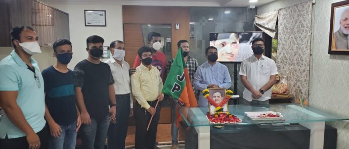 [:en]On the occasion of the birth anniversary of Pandit Dindayal Upadhyay ji, the great thinker,founder of Bharatiya Jana Sangh , promoter of Integrated Humanism and Antyodaya,his statue was garlanded today.[:hi]एकात्म मानववाद आणि अंत्योदयाचे प्रवर्तक महान विचारवंत भारतीय जनसंघाचे संस्थापक आणि आमचे मार्गदर्शक पंडित दिनदयाल उपाध्याय जी यांच्या जयंतीनिमित्त आज त्यांच्या प्रतिमेस पुष्पहार अर्पन करून आदरांजली वाहीली.[:] 1