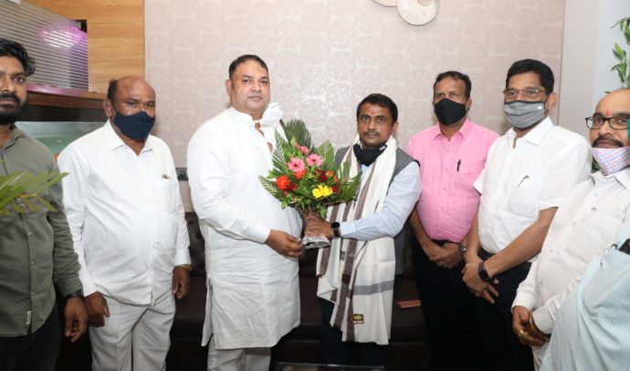 [:hi]नगरसेवक संजय भोपी यांच्या व्यावसायिक कार्यालयाचा उदघाटन सोहळा पार पडला. नगरसेवक संजय भोपी यांना पुढील वाटचालीस मनःपूर्वक शुभेच्छा![:]